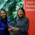 La directora de Rukshana Media, Zahra Joya (i) y la presidenta de la Unió de Periodistes Valencians, Noa de la Torre (d), posan con el premio durante la 41 edición de los premios Libertad de Expresión de la Unión de Periodistas