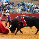 Ginés Marín durante la novena corrida de abono de la Feria de Abril celebrada en la plaza de la Real Maestranza, en Sevilla.