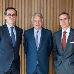 De izda. a dcha., Alfonso Gil, Ignacio Garralda y Santiago Eguidazu, responsables de Alantra Wealth Management, Grupo Mutua y Alantra