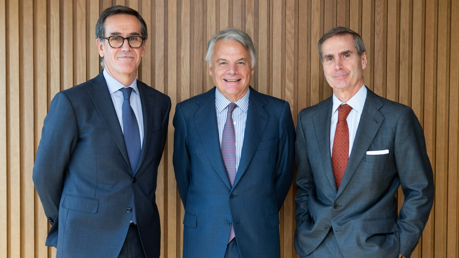 De izda. a dcha., Alfonso Gil, Ignacio Garralda y Santiago Eguidazu, responsables de Alantra Wealth Management, Grupo Mutua y Alantra