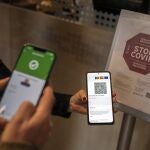Una persona muestra su pasaporte covid