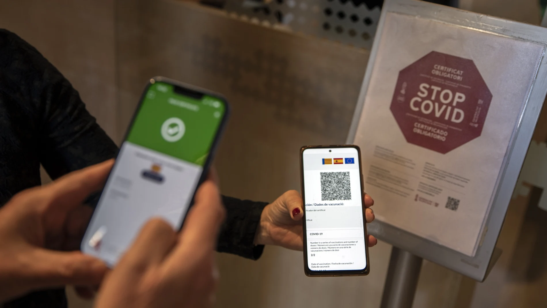 Una persona muestra su pasaporte covid