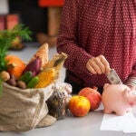 Una persona ahorra al comprar en el supermercado