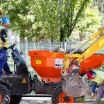 Varios operarios trabajan en una calle de Madrid