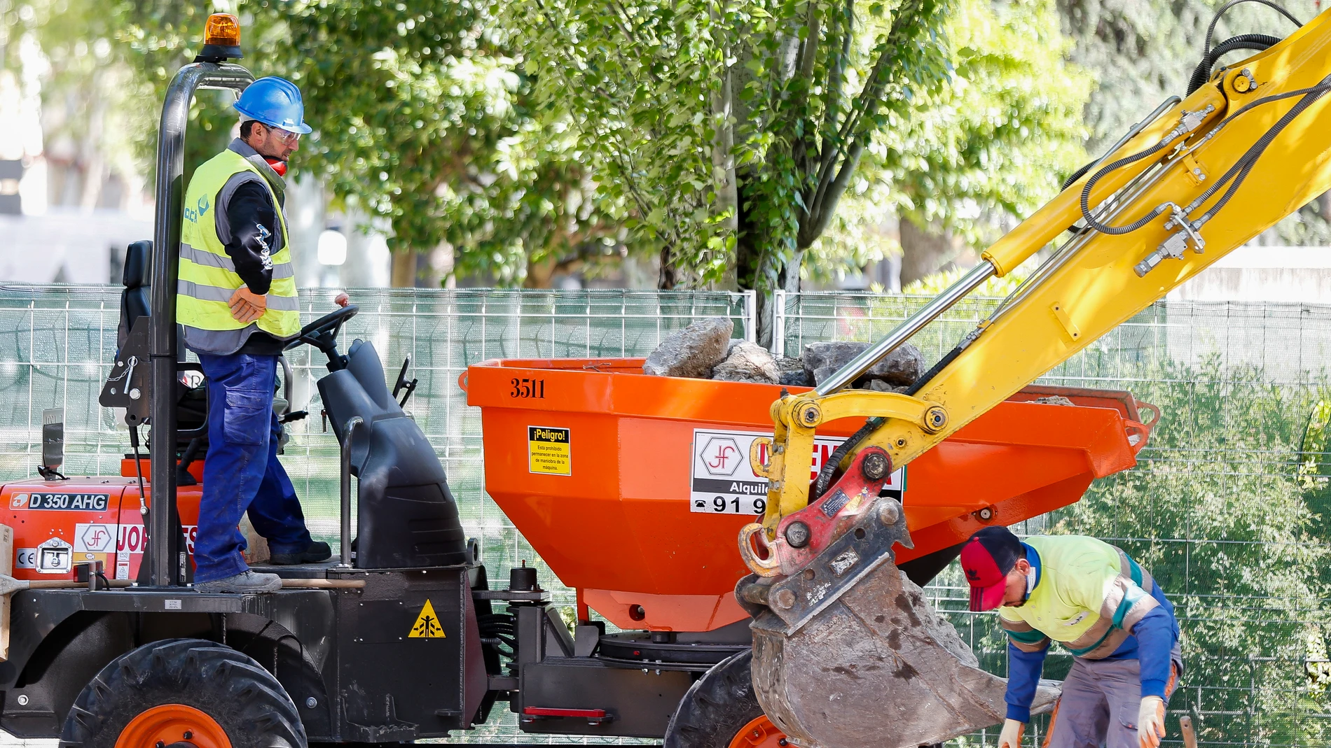 Varios operarios trabajan en una calle de Madrid