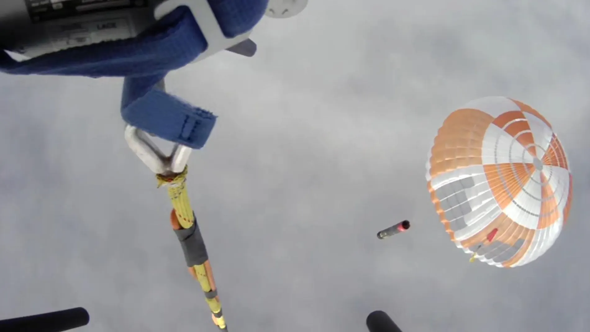 El helicóptero Sikorsky S-92 realiza la maniobra a 1.981 metros de altitud.