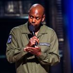 El cómico Dave Chapelle, agredido y recién renovado por Netflix