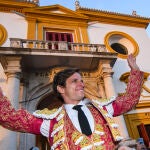 SEVILLA, 04/05/2022.- El diestro Julián López, ?El Juli?, ha salido esta tarde por la Puerta del Principe en la Plaza de La Maestranza de Sevilla tras haber cortado tres orejas. EFE/ Raúl Caro