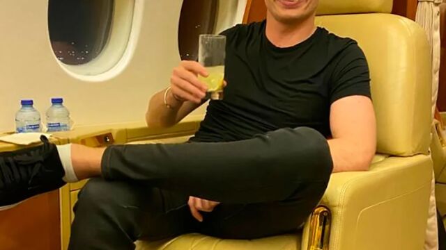 Verstappen en su avión de lujo.