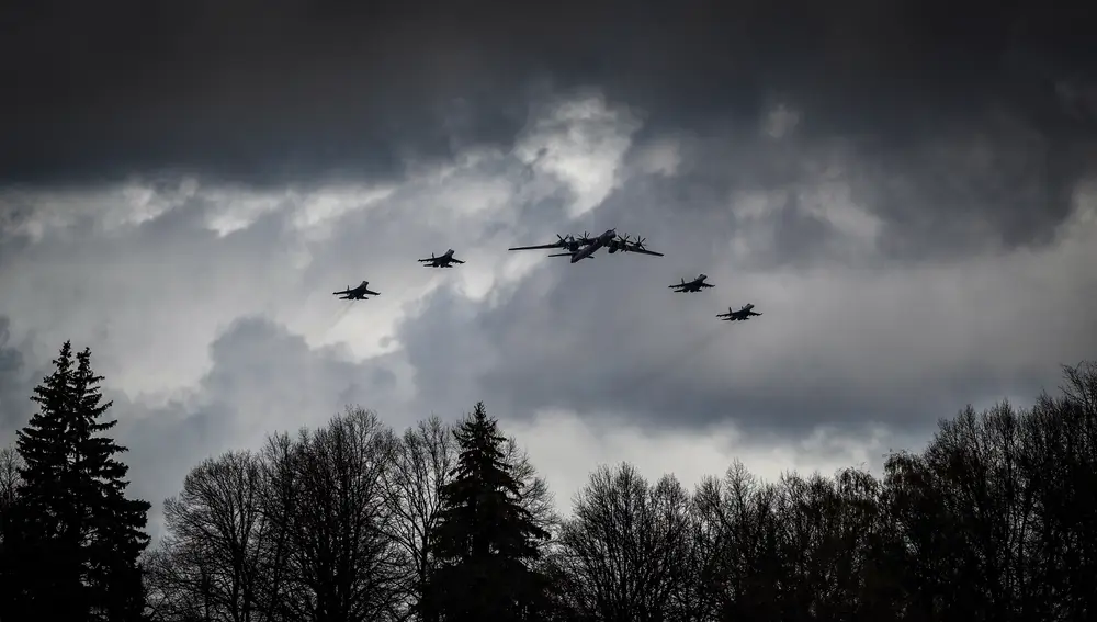 Aviones rusos sobrevuelan el Kremlin durante el ensayo general del desfile del Día de la Victoria en Moscú