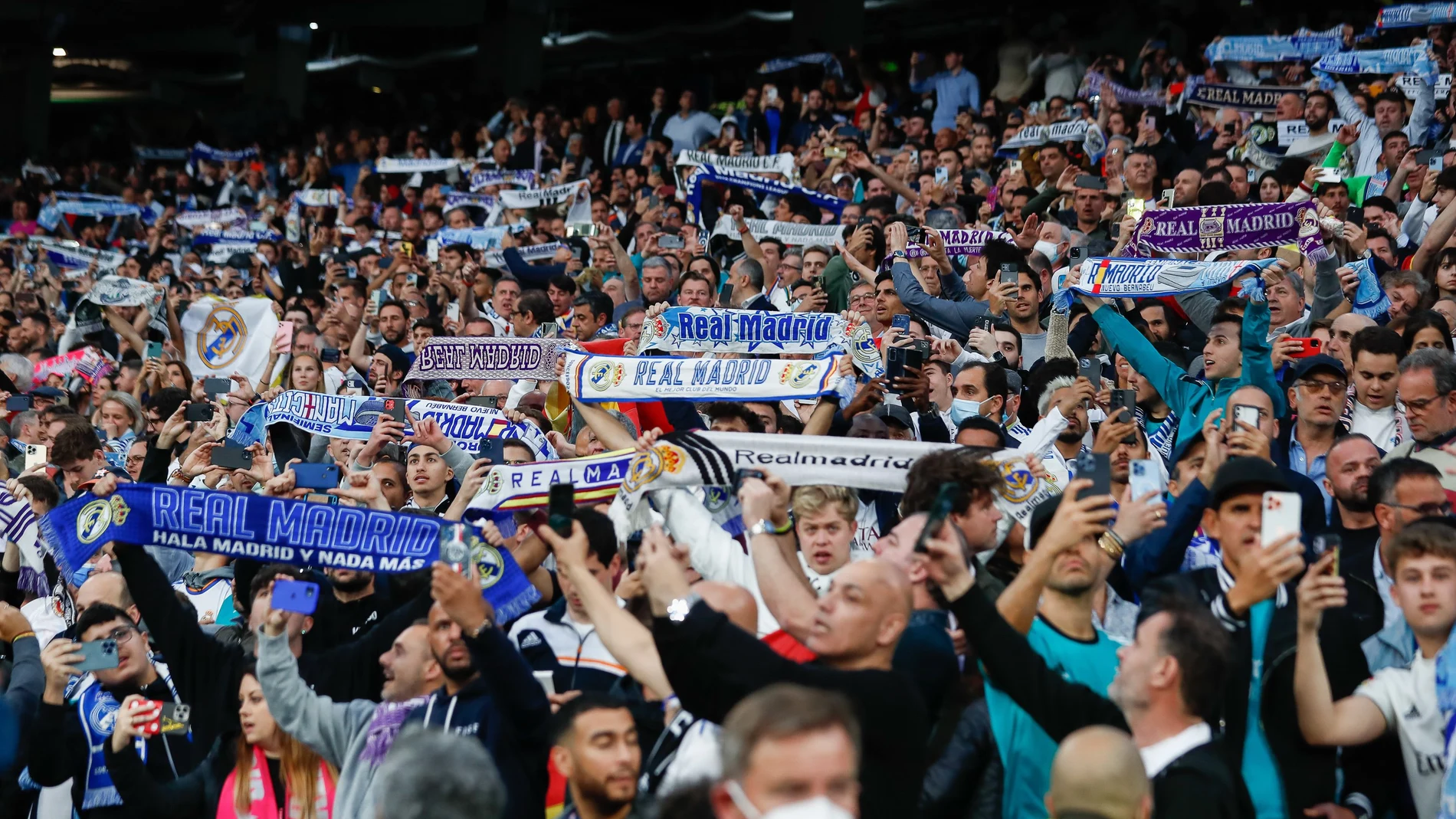 Aficionados del Real Madrid en el Santiago Bernabéu