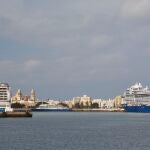 Dos cruceros atracados en el puerto de Cádiz