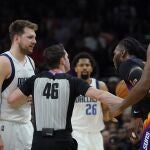 El árbitro Ben Taylor separa a Doncic y Crowder durante el segundo partido entre Phoenix Suns y Dallas Mavericks