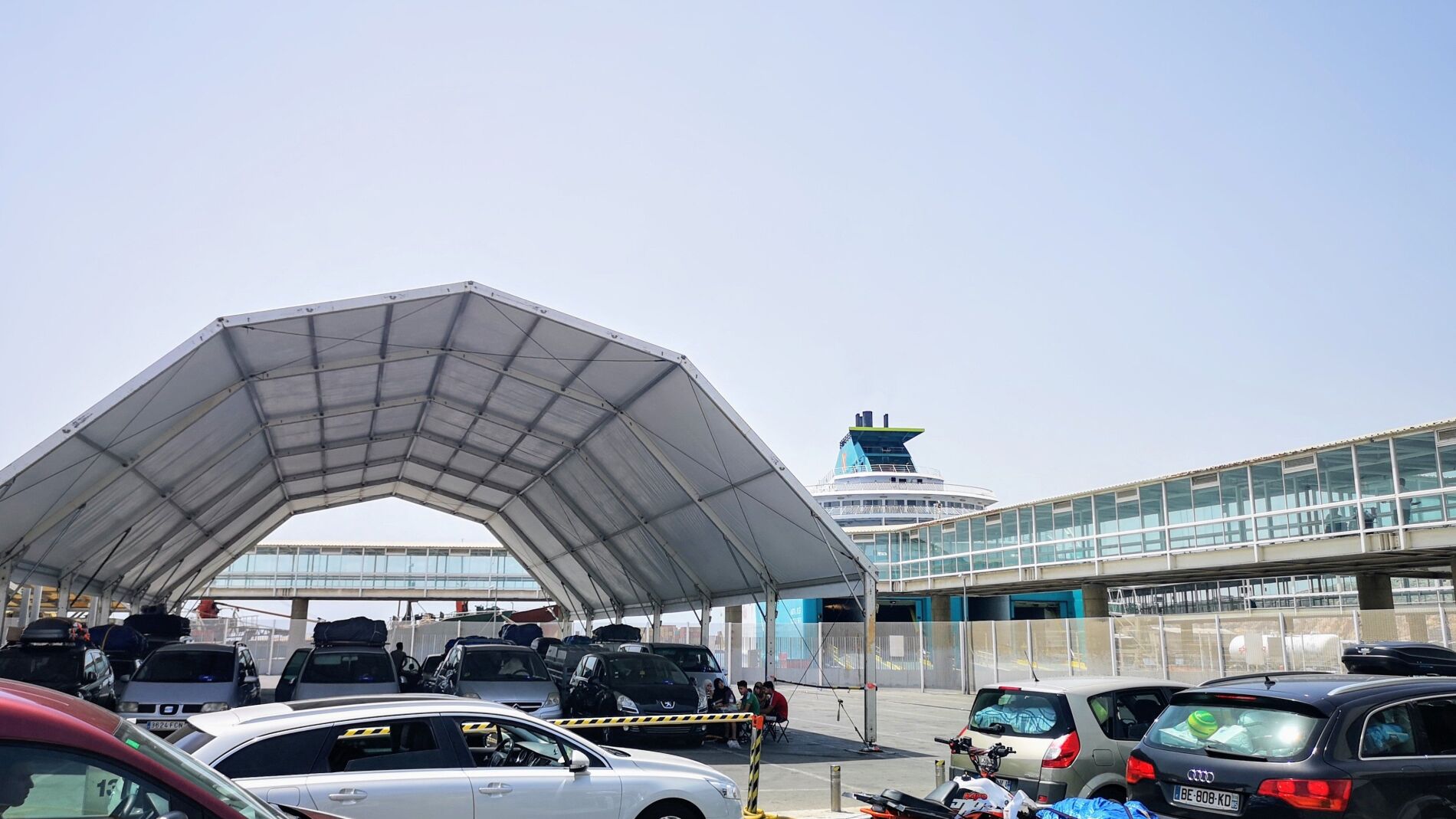 El Puerto de Almería acogerá una nave desde el lunes para que las ONG atiendan a inmigrantes en la regularización