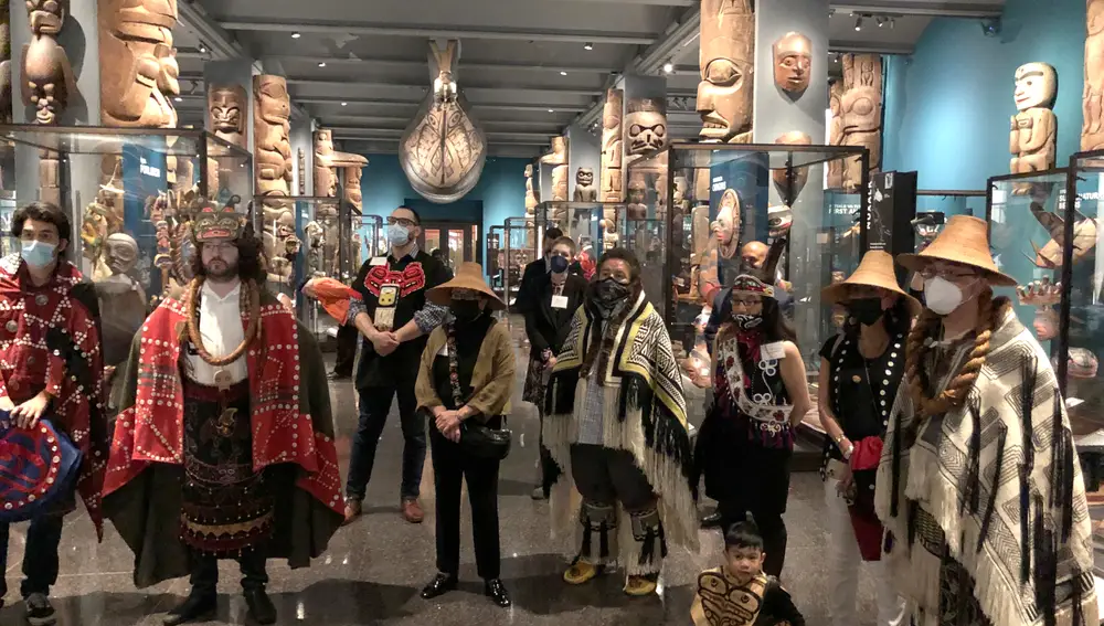 Líderes indígenas ofrecen detalles sobre la exposición "Ala de la costa noroeste", con objetos de las tribus indígenas de esa parte de la costa entre EEUU y Canadá, hoy durante una visita de prensa a una sala del Museo de Historia Natural en Nueva York.