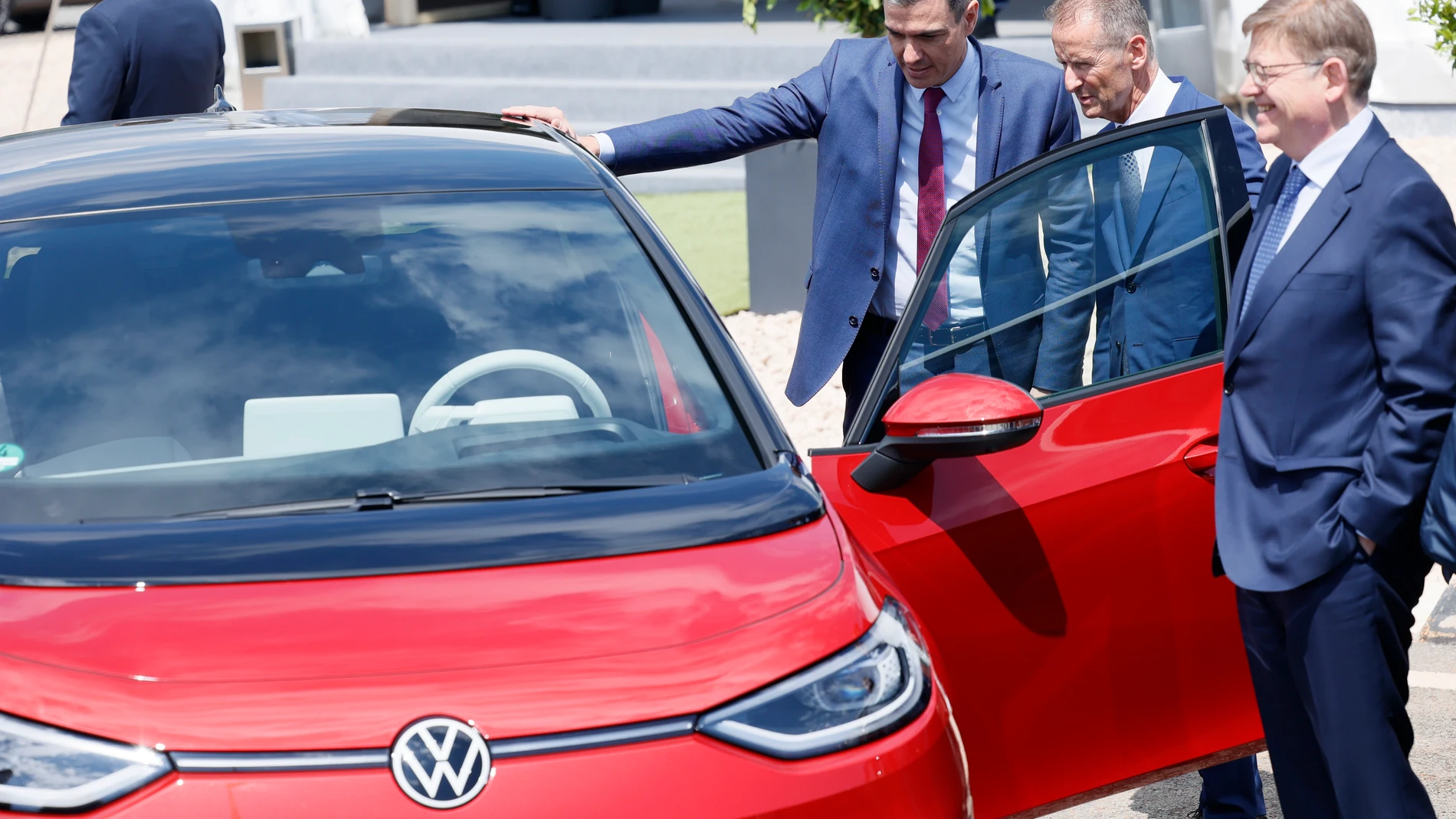 El presidente del Gobierno, Pedro Sánchez, el presidente del Grupo Volkswagen, Herbert Diess, (c) y el presidente de la Generalitat Valenciana, Ximo Puig (d) en el acto de presentación de la nueva gigafactoría de baterías para coches eléctricos que la firma alemana construirá en Sagunto (Valencia)