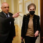 La directora del Centro Nacional de Inteligencia (CNI), Paz Esteban, llega acompañada del secretario de Estado de Relaciones con las Cortes, Rafael Simancas