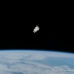 Un astronauta en un paseo 