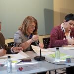La consejera de Educación, María Isabel Campuzano (centro), durante el acto de la firma del convenio con la Asociación de Ucranianos de la Región de Murcia (AURM) y la Asociación de directores de centros educativos Direcmur