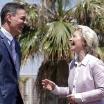 El presidente del Gobierno, Pedro Sánchez, y la presidenta de la Comisión Europea, Ursula Von der Leyen, tras su intervención en la última jornada de la Reunión del Cercle d'Economia, en Barcelona