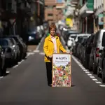 Ana, la presidenta de la Asociación Vecinal de Quintana, con la campaña de "No acepto" que hizo la asociación vecinal