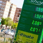 Cartel de precios de combustibles de una gasolinera