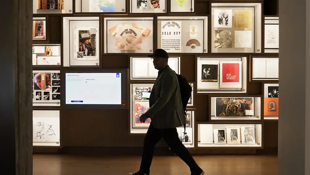 Cuadernos con las letras de sus canciones, correspondencia, imágenes, reflexiones filosóficas y otros objetos forman parte del Centro Bob Dylan que abre hoy en Oklahoma