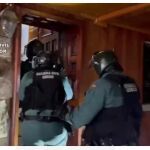 Los agentes, durante uno de los registros