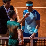 Carlos Alcaraz y Rafael Nadal conversan durante el partido este viernes en la Caja Mágica.