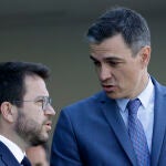 El presidente del Gobierno, Pedro Sánchez, conversa con el presidente de la Generalitat, Pere Aragonès