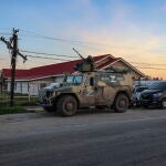 Mariupol (Ukraine), 06/05/2022.- Russian servicemen control the evacuation of the civilian people from Azovstal in Mariupol, Ukraine, 06 May 2022. According to the Interdepartmental Coordinating Headquarters of the Russian Federation for Humanitarian Response, 50 civilians, including 11 children, were evacuated from a bomb shelter at the Azovstal plant. On 24 February, Russian troops had entered Ukrainian territory in what the Russian president declared a 'special military operation', resulting in fighting and destruction in the country. According to data released by the United Nations High Commission for the Refugees (UNHCR) on 05 May, over 5.7 million refugees have fled Ukraine seeking safety, protection and assistance in neighboring countries. (Rusia, Ucrania) EFE/EPA/ALESSANDRO GUERRA