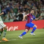 Jordi Alba celebra el golazo con el que el Barcelona derrotó al Betis en el último minuto