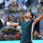 El joven murciano remonta y supera a la mejor versión del número uno del mundo (6-7 [5/7], 7-5 y 7-6 [7/5]) para plantarse en la final, donde se medirá a Zverev o Tsitsipas.