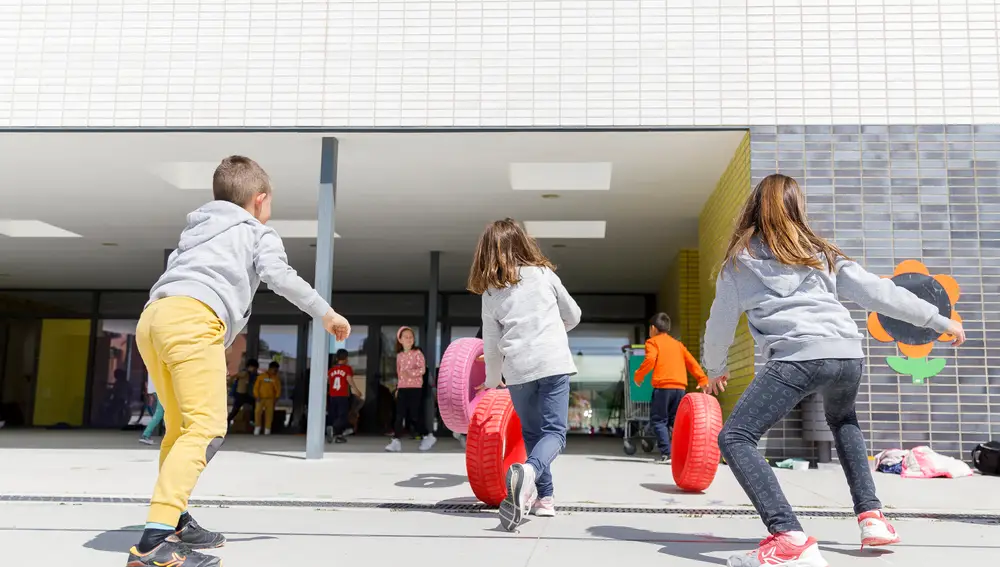 Niños jugando en el Colegio Rural Agrupado Los Llanos