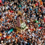 Tras tres años de parón por la pandemia, miles de valencianos han participado hoy en el tradicional traslado de la imagen de la Virgen de los Desamparados.EFE/ Juan Carlos Cárdenas