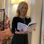 Carmen Lomana con estilismo con falda de lunares.