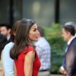 La reina Letizia asiste junto a la ministra Reyes Maroto a las mesas redondas “Competitive Advantages of Filming in Spain” organizadas por la Secretaría de Estado de Telecomunicaciones e Infraestructuras Digitales, ICEX-Invest in Spain y la Spain Film Commission, a 09 de mayo de 2022, en Madrid (España).REINA;VESTIDO ROJO;MESA REDONDA;CASA REAL;LETIZIA;09 MAYO 2022Antonio Gutiérrez / Europa Press09/05/2022