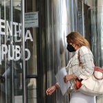 La profesora y presidenta de la universidad CIS, María Díaz de la Cebosa, a su llegada para testificar por el caso ‘Mascarillas’ que investiga la compra de material sanitario en Madrid, en los Juzgados de Plaza de Castilla, a 9 de mayo de 2022, en Madrid (España)