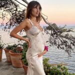 El look de invitada de Jeanne Damas.