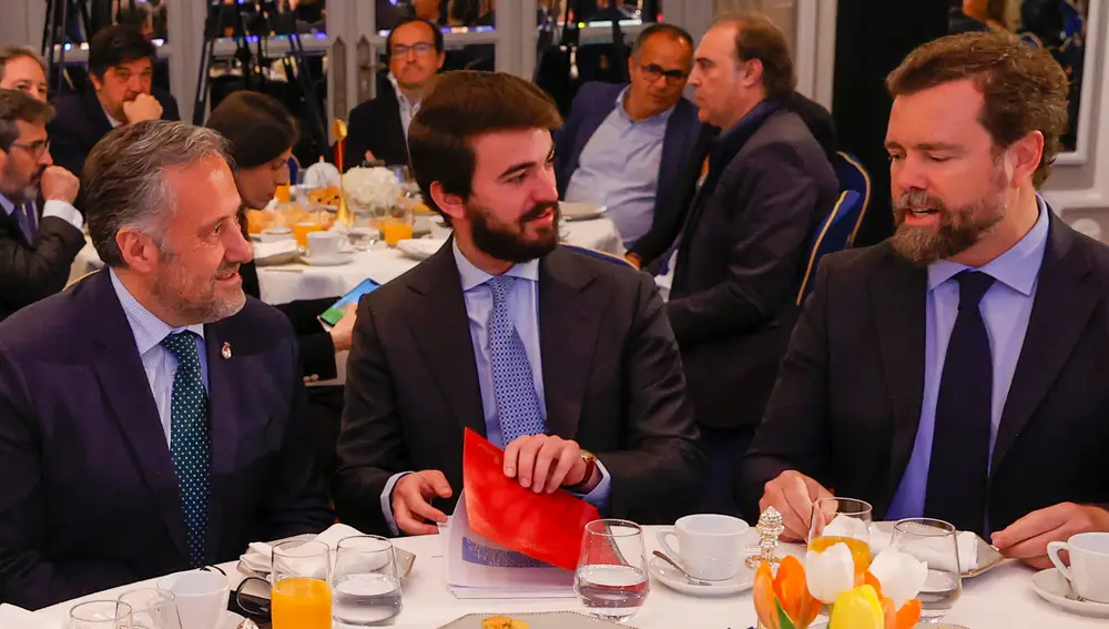 GRAF9784. MADRID, 09/05/2022.- El vicepresidente de la Junta de Castilla y León, Juan García-Gallardo (c), participa en un desayuno informativo de la tribuna Fórum Europa que presenta Iván Espinosa de los Monteros de Simón (d), portavoz del Grupo Parlamentario Vox en el Congreso de los Diputados, este lunes en Madrid. EFE/J.J. Guillén