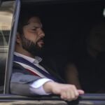 El nuevo presidente de Chile, Gabriel Boric, y la primera dama, Irina Karamanos, son conducidos a la Catedral para asistir a un himno de celebración del Te Deum, en Santiago, Chile, el 12 de marzo de 2022.