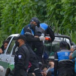Un reo herido es trasladado a un hospital hoy, desde la cárcel Bellavista, en Santo Domingo (Ecuador).