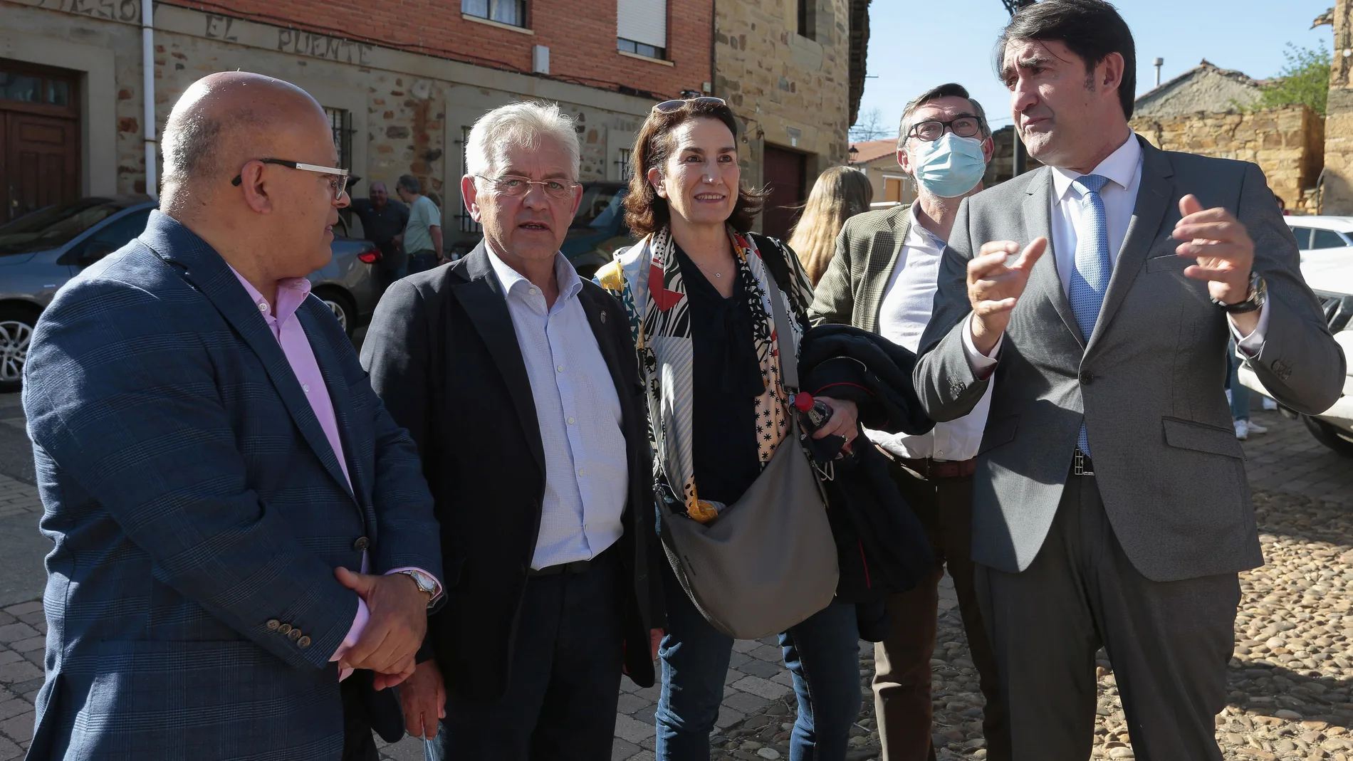 El consejero de Medio Ambiente, Vivienda y Ordenación del Territorio, Juan Carlos Suárez-Quiñones y la directora general de Biodiversidad, Bosques y Desertificación del Miteco, María Jesús Rodríguez, presentan el simulacro