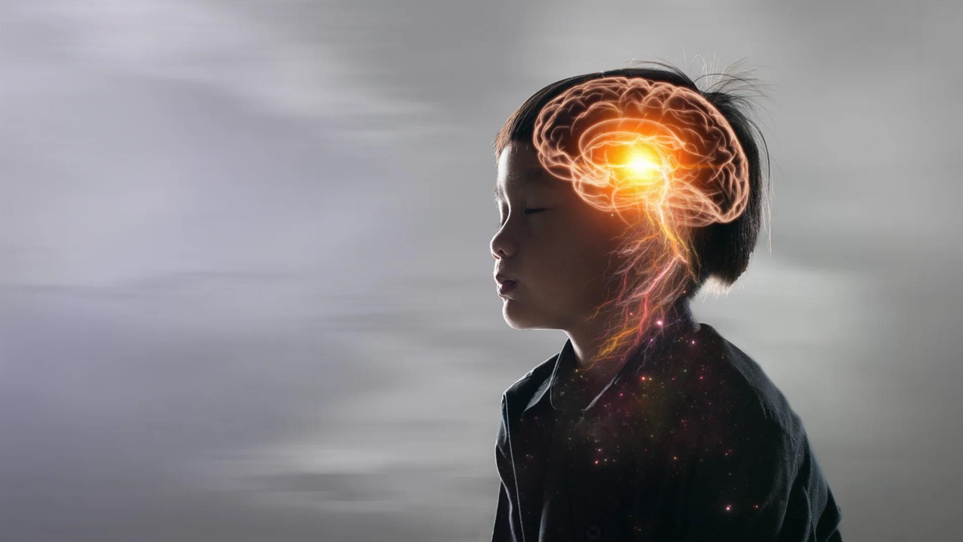 Niño con los ojos cerrados y un gráfico de su cerebro