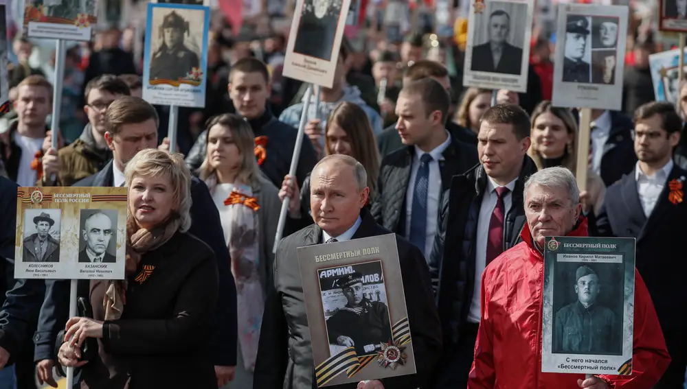 Putin y cientos de rusos portando fotos de familiares muertos en la Segunda Guerra Mundial