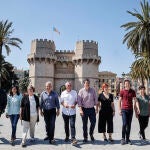 El presidente de Chunta Aragonesista (CHA), Joaquín Palacín (5d); la portavoz de Verdes Equo, Silvia Mellado (2d); el portavoz de Compromís, Joan Baldoví (5i); y el portavoz de Más País en el Congreso, Íñigo Errejón (3d), posan durante la firma del "Acuerdo del Turia" frente a las Torres de Serranos