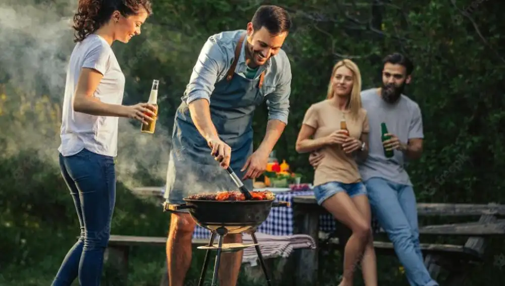 Una pareja haciendo una barbacoa
