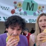 Dos concejales de Más Madrid en su caseta en San Isidro
