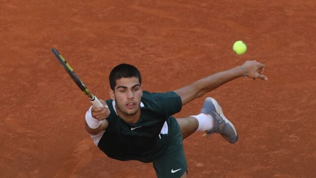 Carlos Alcaraz volea durante la final del Mutua Madrid Open