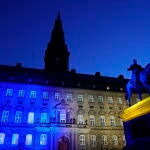 Copenhagen (Denmark), 09/05/2022.- The blue and yellow national colors of Ukraine illuminate the facade of The Danish Parliament, Christiansborg Castle, in Copenhagen, Denmark, 09 May 2022, on the occasion of Europe Day. Europe Day, observed annually on 09 May, marks the unity of the European continent and the anniversary of the historic 'Schuman Declaration,' considered to be the founding moment of today's European Union. (Abierto, Dinamarca, Rusia, Ucrania, Copenhague) EFE/EPA/Liselotte Sabroe DENMARK OUT